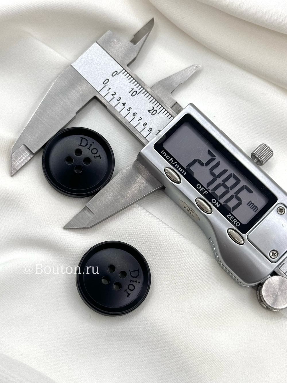 Пуговицы Ди. на прокол черные