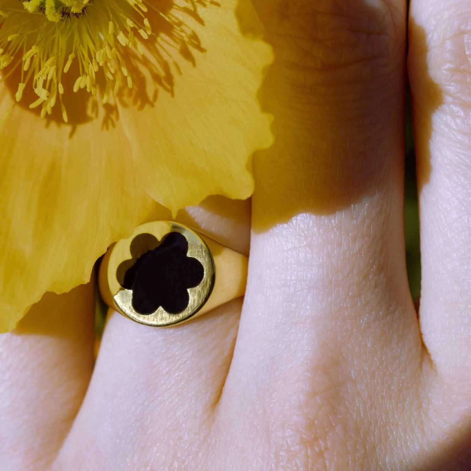 Кольцо-печатка Gold Forget-Me-Not Ring – Black