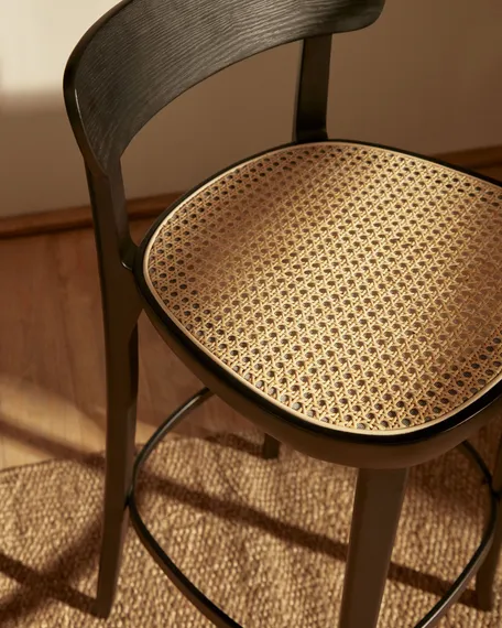 Барный стул Romane черный сиденьем из ротанга | La Forma | Испания