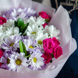 Сборный букет из кустовой хризантемы и кустовой розы