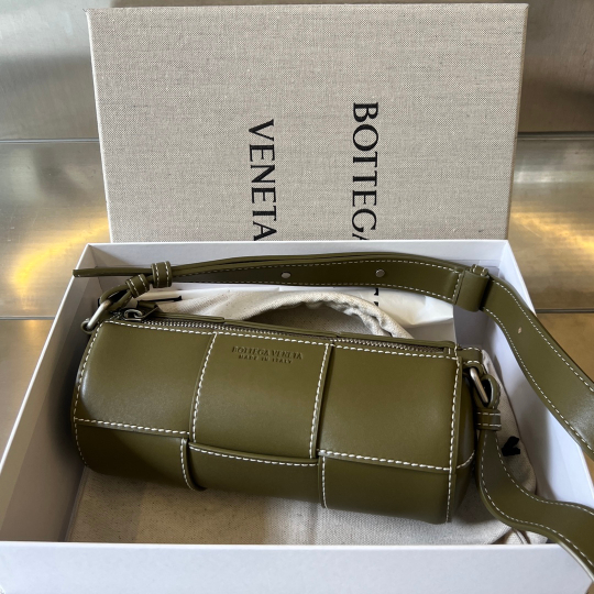 Bottega Veneta Small Canette 21 cm