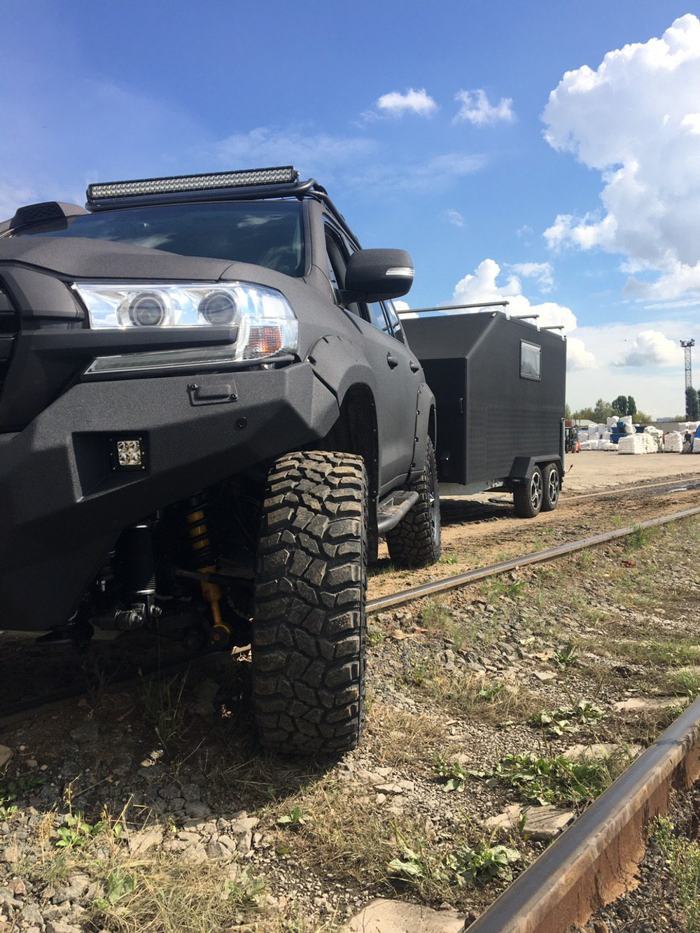 Toyota Land Cruiser 200 с прицепом