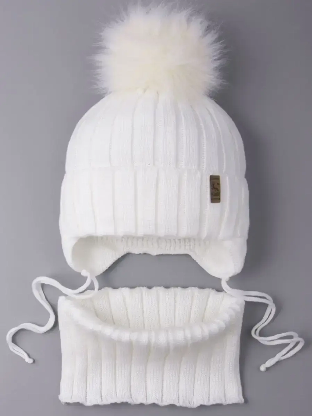 Шапка зимняя для мальчика на завязках и снуд