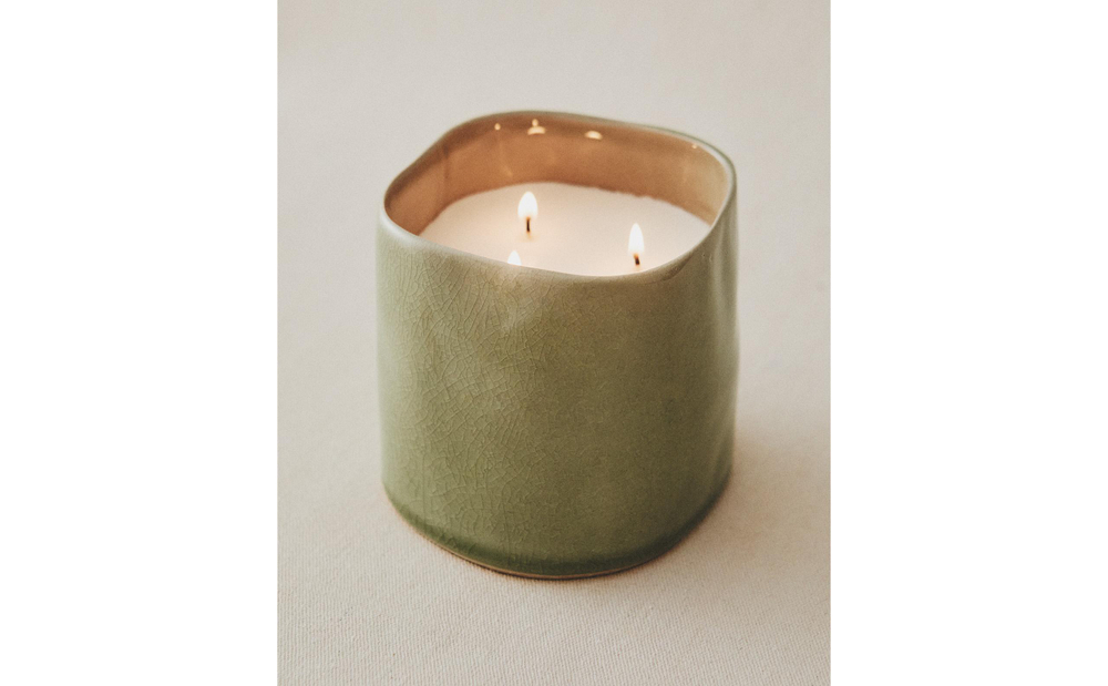 Zara Home Свеча ароматическая Musky Petals 430 г, растительный воск, аромат цветочный древесный, Розовый