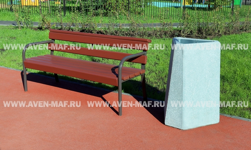 Скамейка на металлическом каркасе