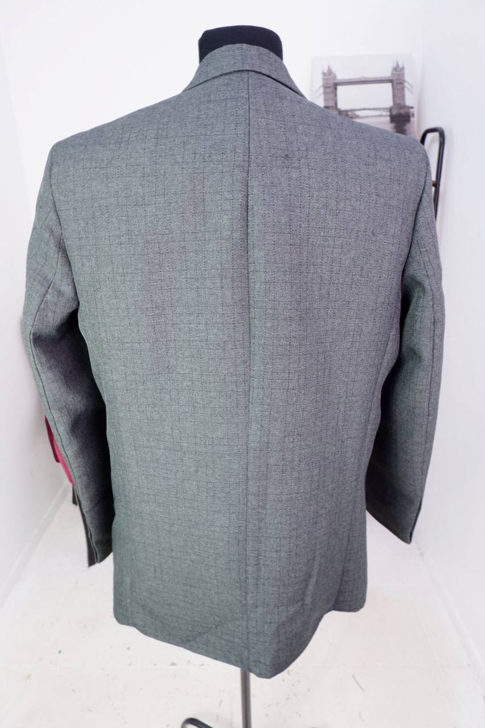 Пиджак плотный, визуально на 56 размер