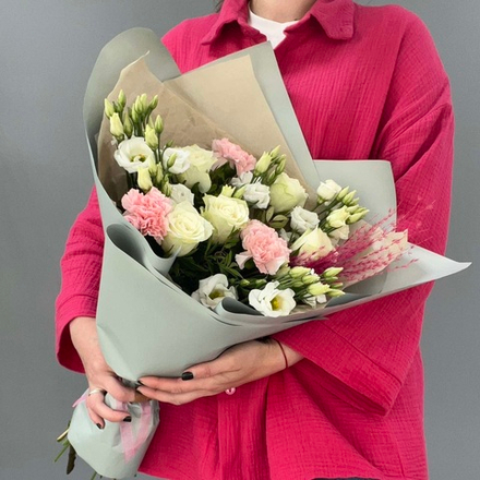 Букет из эустомы и диантусов