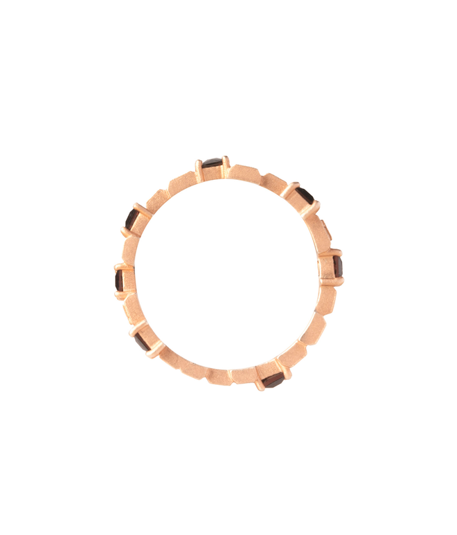 Кольцо асимметричное из серебра со вставками из розово-коричневых фианитов