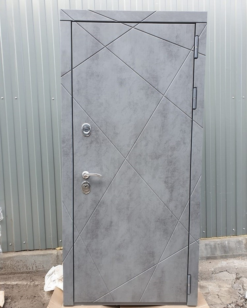 Входная металлическая дверь RеX (РЕКС) 13 Бетон тёмный / СБ-18 Лиственница беж, белые стекла