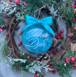 Набор именных ёлочных шаров с перьями №2187
