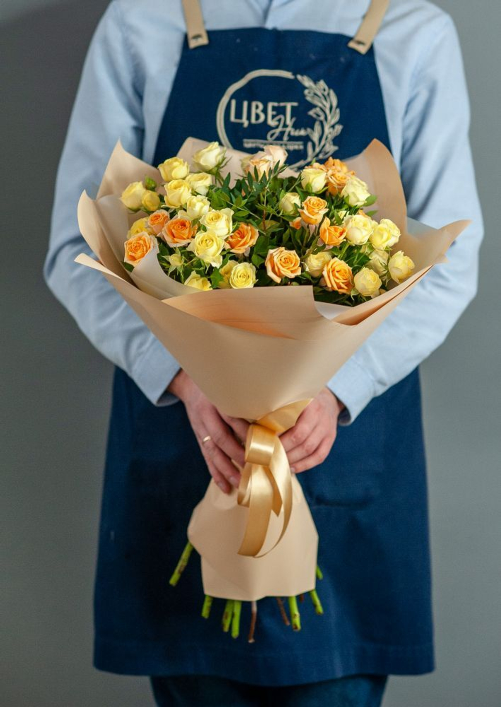 Букет солнечных кустовых роз в оформлении