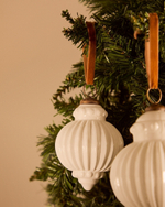 Набор из 2 рождественских шаров Irlo из белого переработанного стекла, Ø 10 см