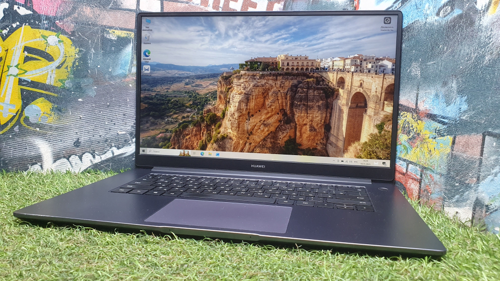 Ноутбук Huawei Ryzen 7/8Gb/FHD