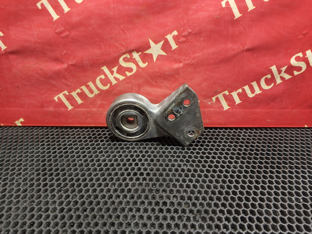 Кронштейн интеркулера