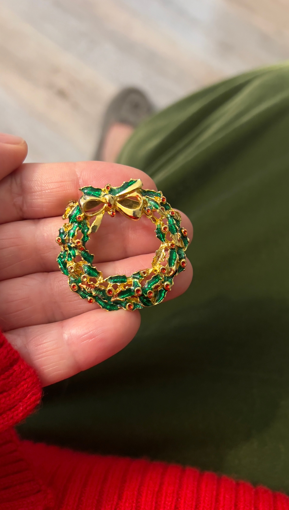 Новогодняя брошь веночек