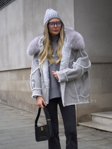 Серая дубленка с мехом песца на капюшоне