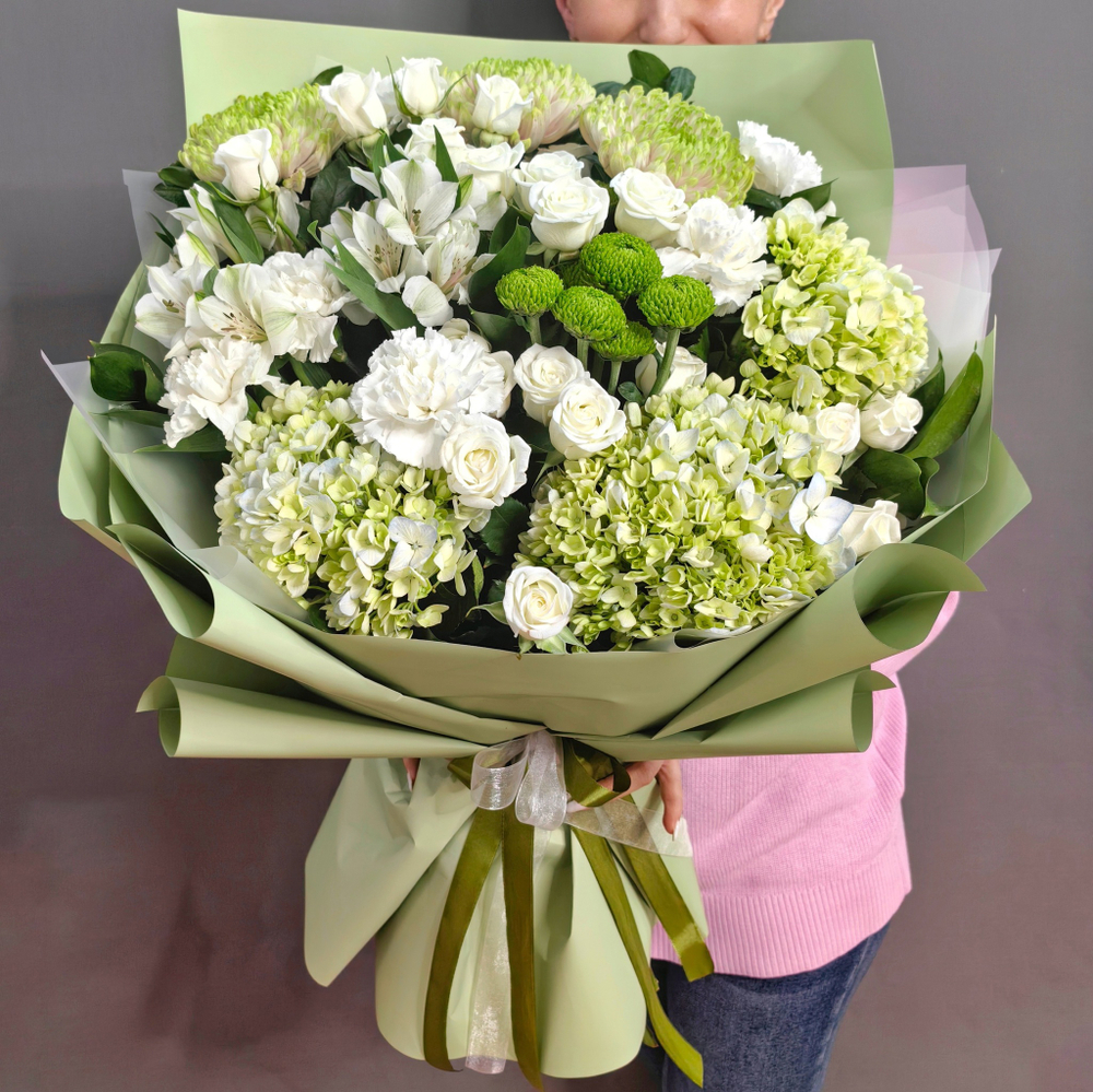 Авторский букет с гортензиями в зеленой гамме