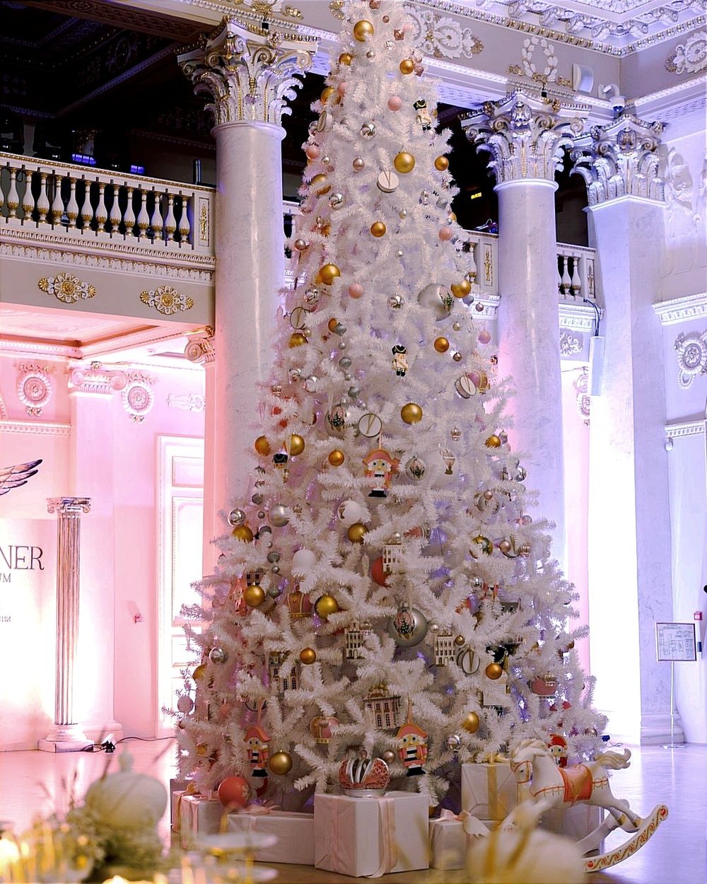 искусственная большая белая елка