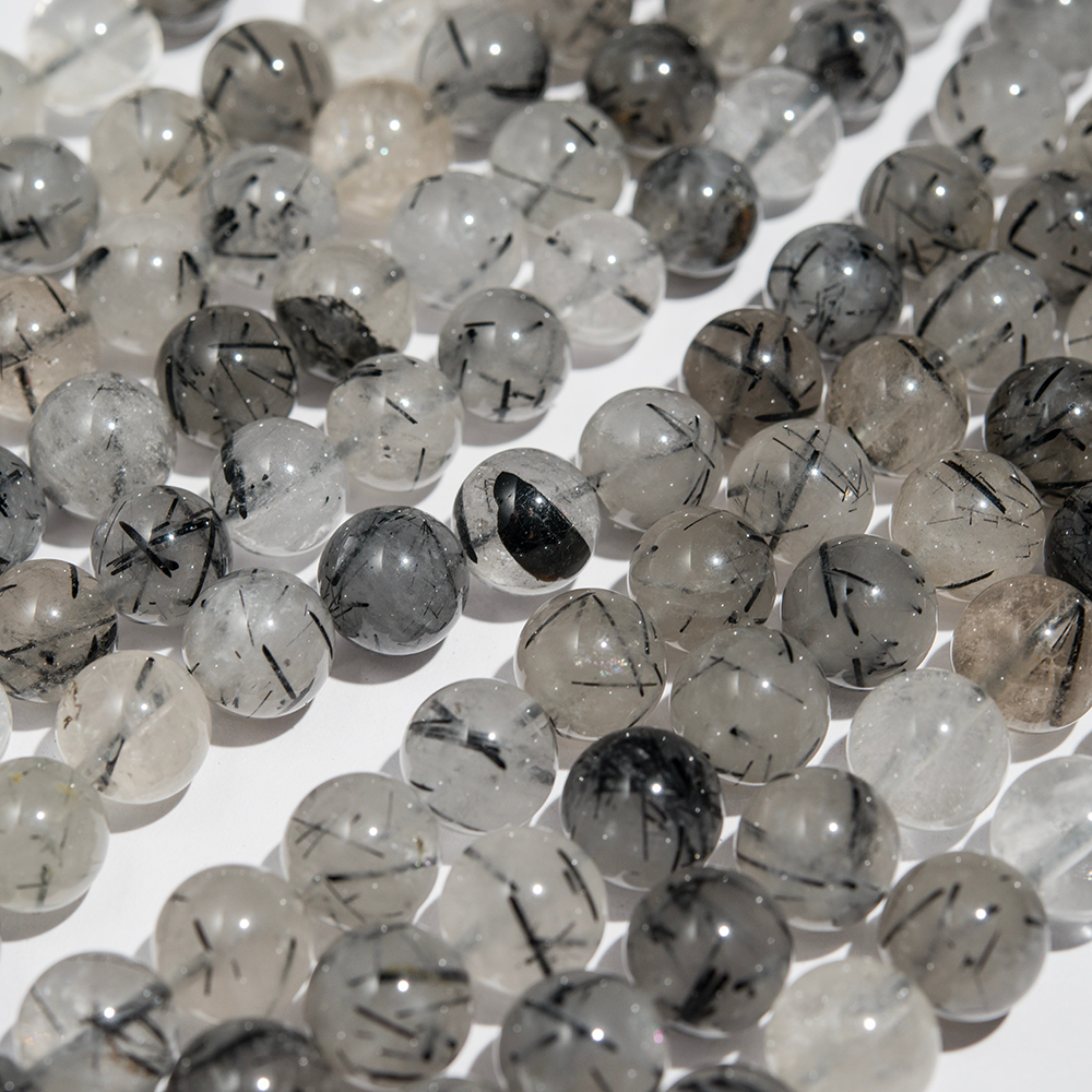 Кварц натуральный с турмалином и рутилом, 10,8мм, бусины в форме шара