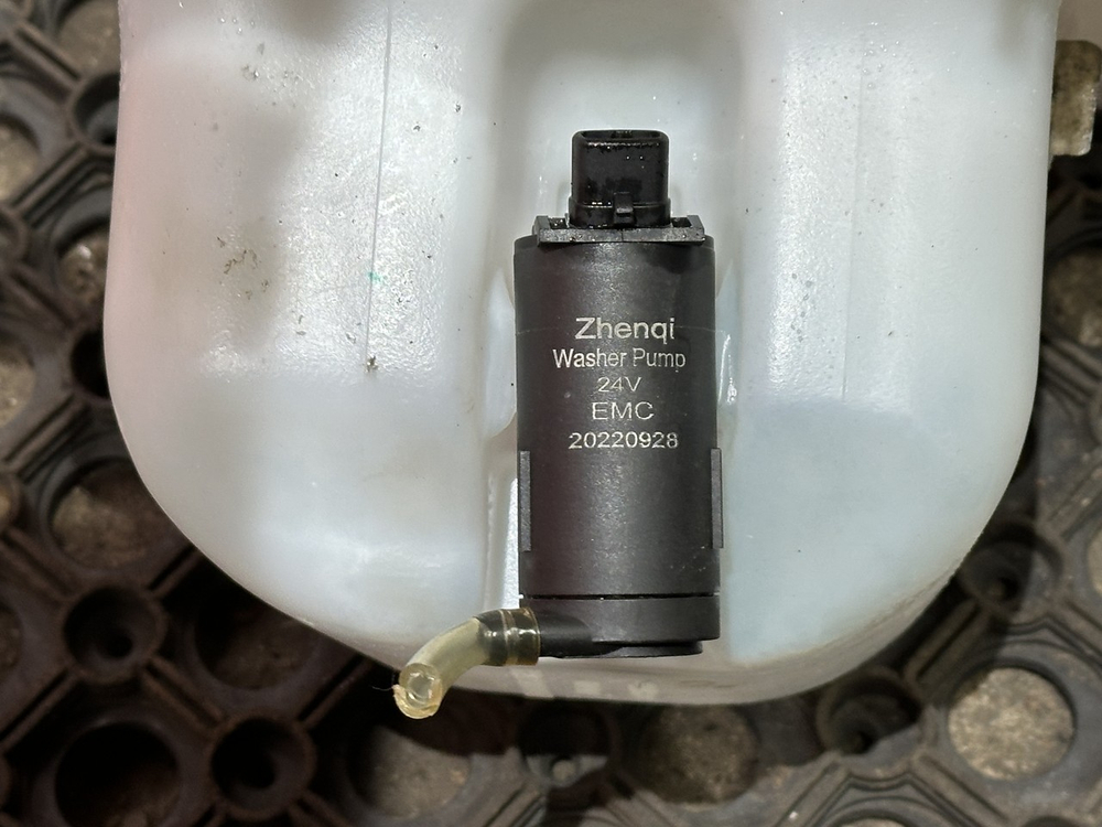 Бачок омывателя лобового стекла 2023г.