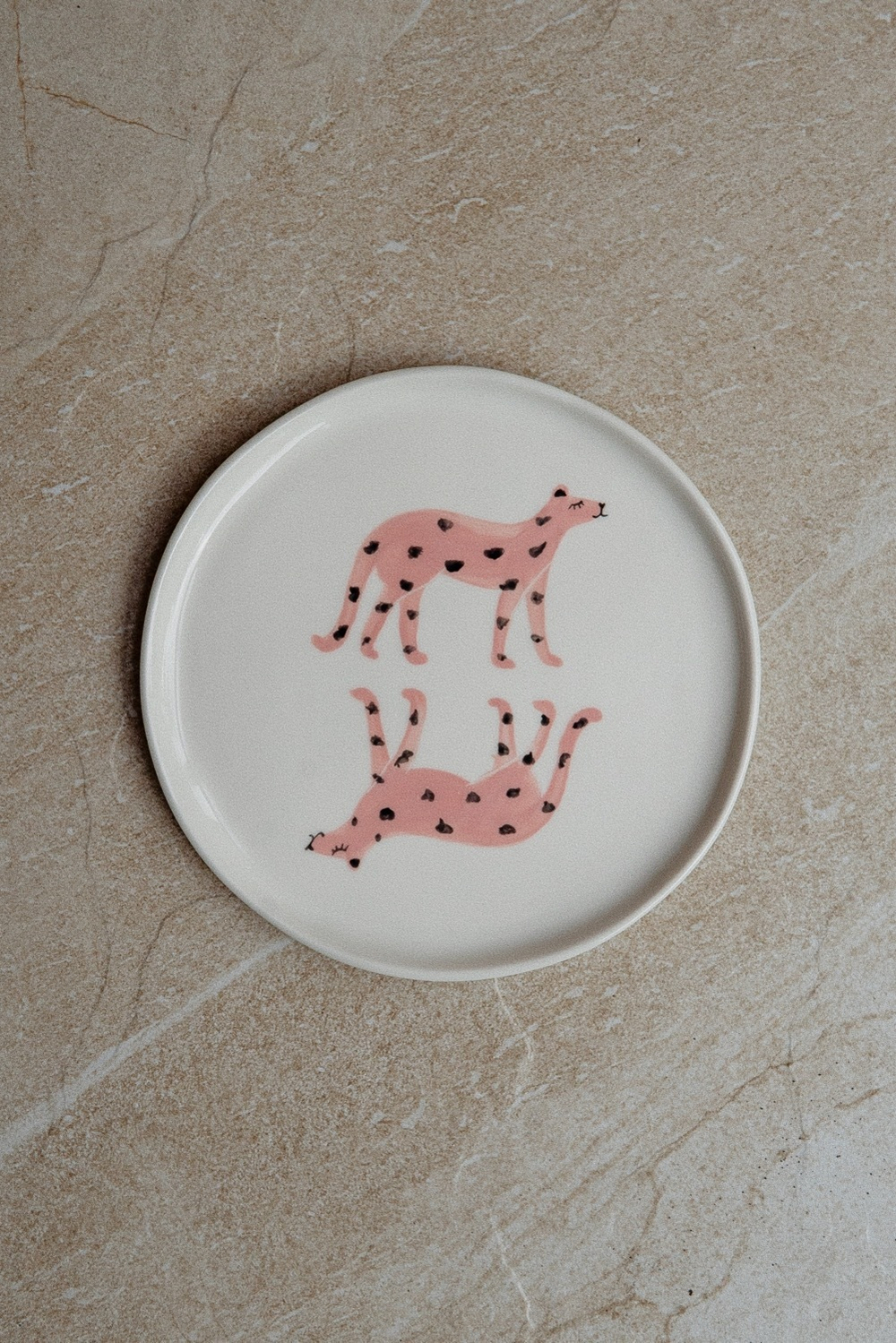Тарелка розовая, леопард