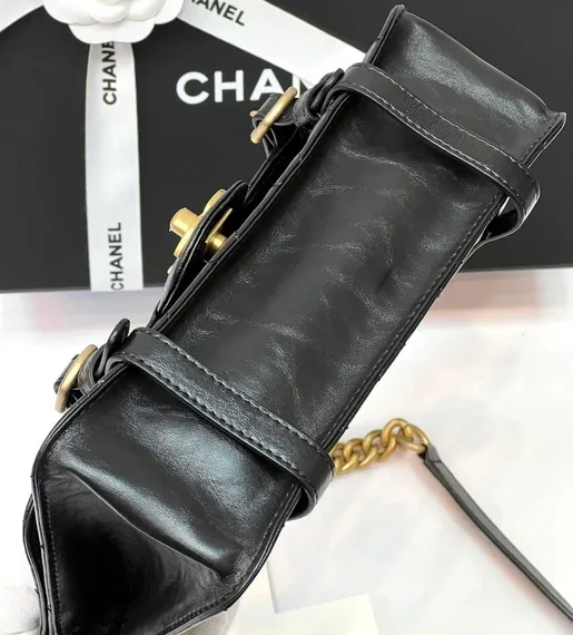Черная стеганая сумка Chanel из состаренной телячьей кожи