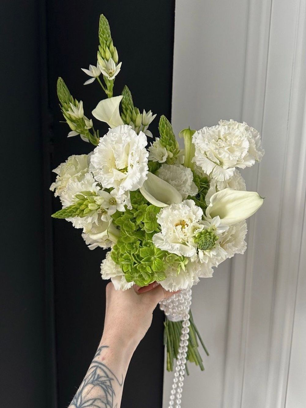 Свадебный букет из белого лизиантуса, калл, гортензии и орнитогалума