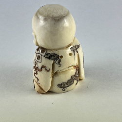 Статуэтка нэцкэ Мальчик с корзиной рыбы