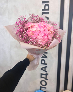 Букет из гортензии и гипсофилы