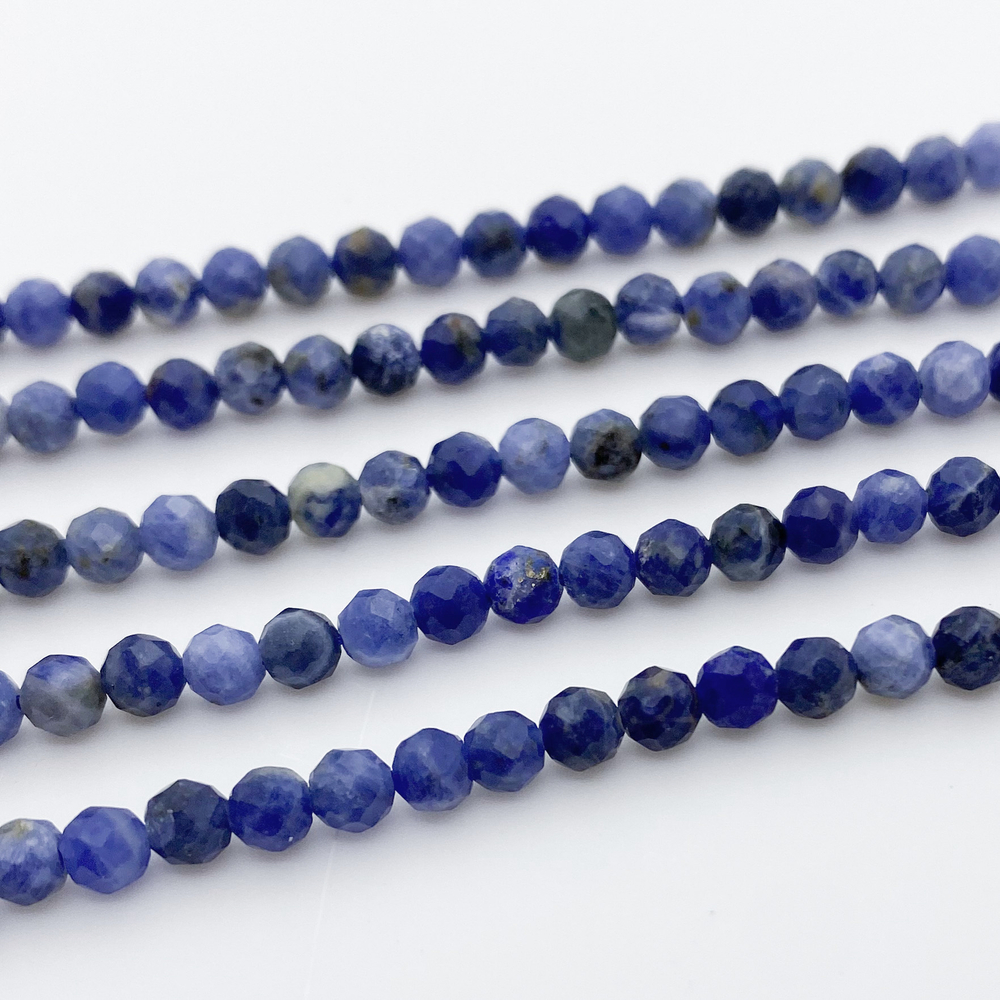 Бусины Содалит граненый, диаметр около 3,9-4 мм, цена за 50-51 шт (1/2 нити)