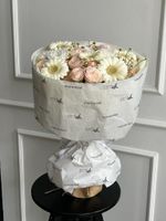 Букет сборный из кустовых пионовидных роз, минигерберы, ромашки и хризантемы