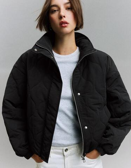 BERSHKA Стеганая куртка, черный