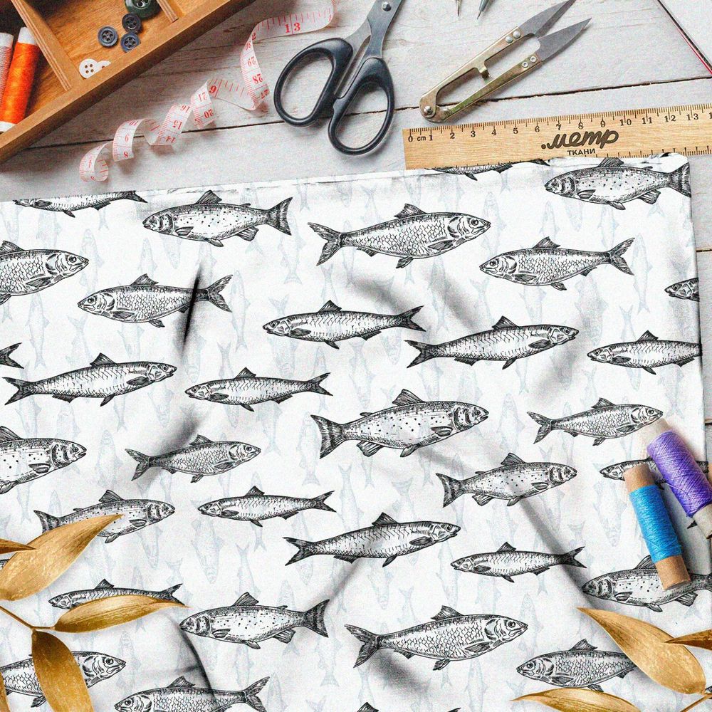 Ткань атлас рыбы на бежевом фоне