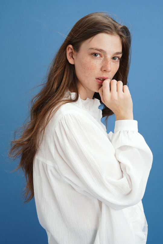 Блузка с рюшами и воротником-стоечкой, белый батист-креп