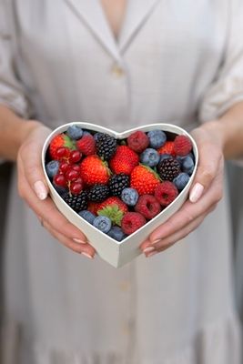 Сердце с ягодами "Вкусный микс"