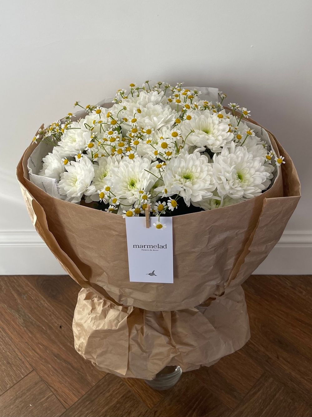 Букет с хризантемой и кустовой ромашки