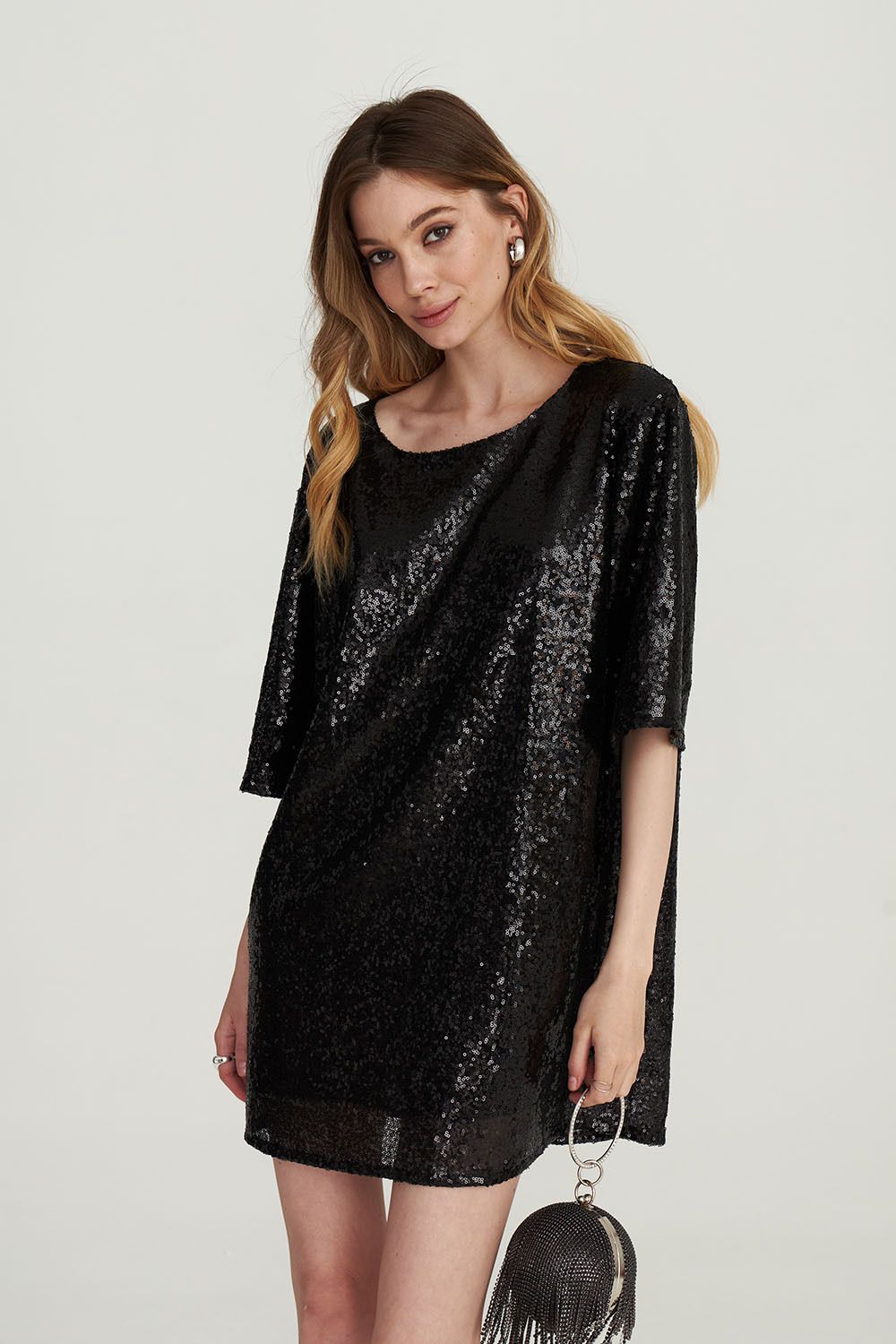Платье-футболка с пайетками черного цвета