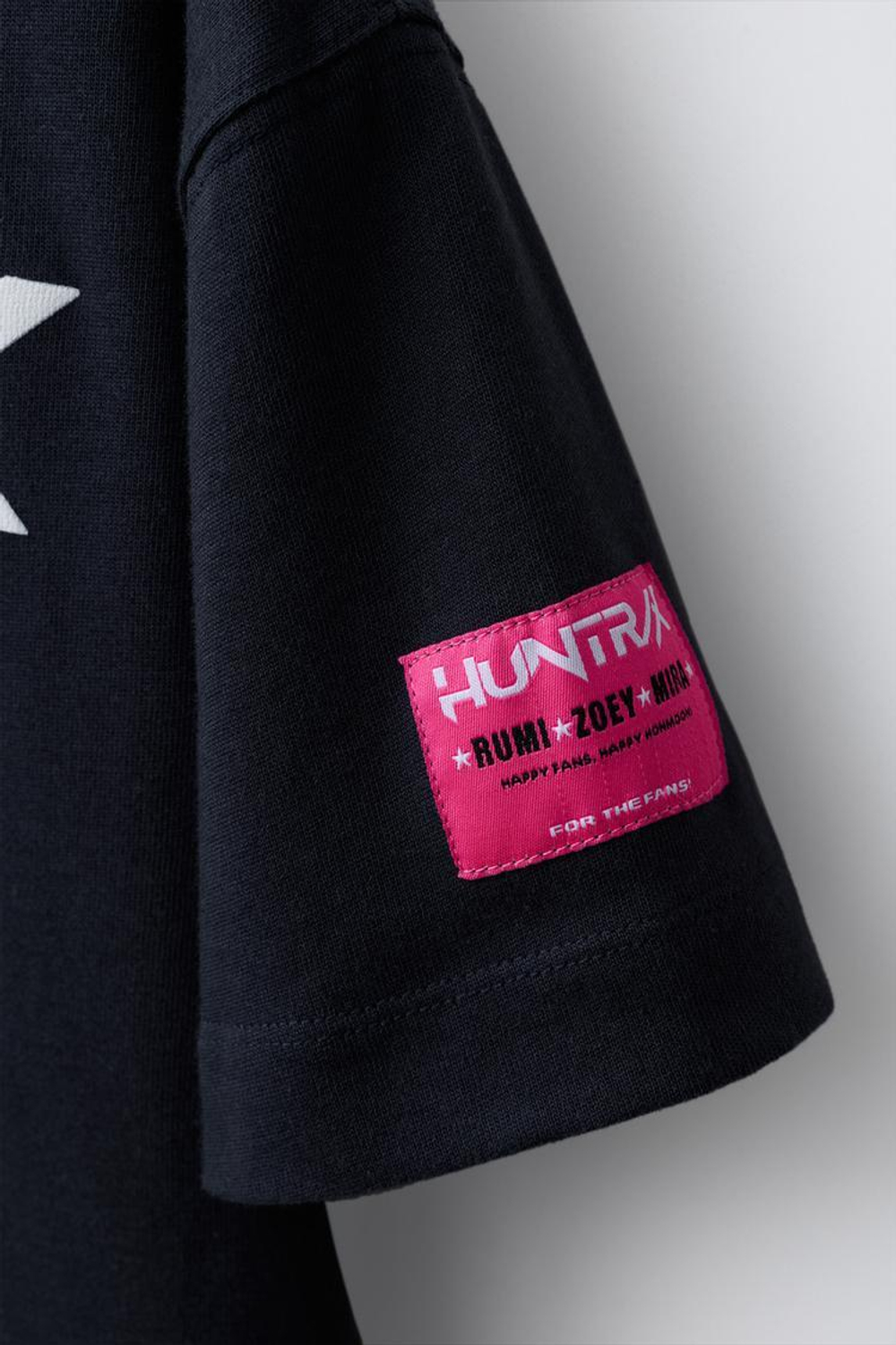 ZARA ФУТБОЛКА С ПРИНТОМ KPOP DEMON HUNTERS™ NETFLIX ©, СЕРЫЙ