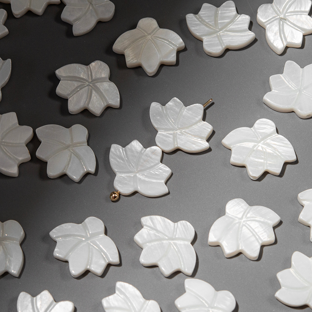 Лотос из белого речного перламутра, 12,5*15мм, сквозное отверстие