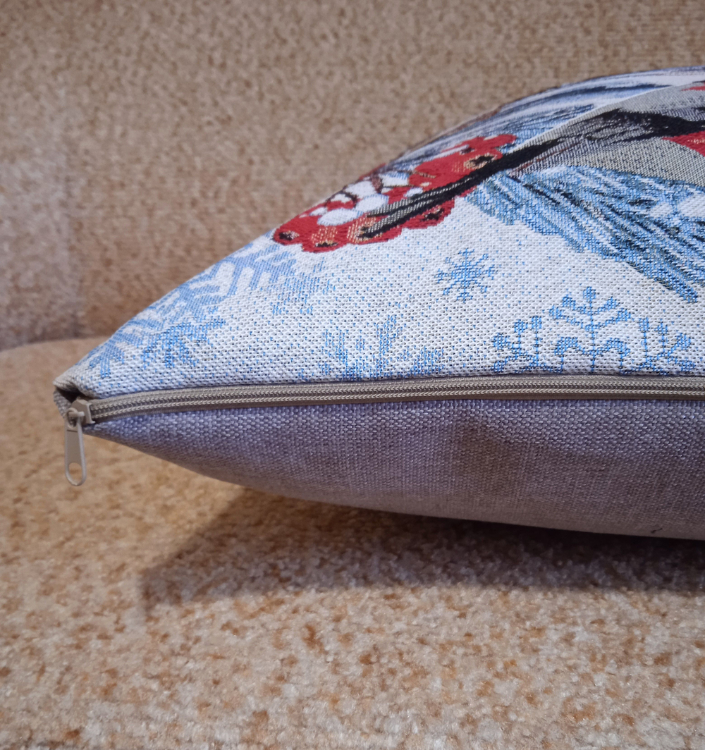 Декоративный гобеленовый чехол для интерьерной подушки Снегири за окном 47х47