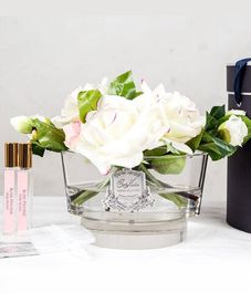 Бело-розовый букет роз в прозрачной овальной вазе, Cote Noire