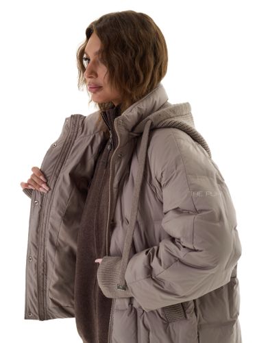 Тонкий пуховик с вязаным капюшоном в цвете капучино