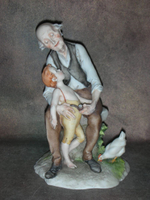 Статуэтка. Фарфор. Дедушка и малыш. Capodimonte. Италия