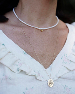 чокер из белого жемчуга с золотым мятым листом на замке