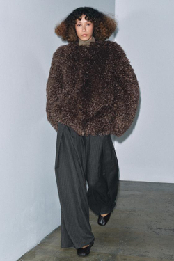 ZARA БРЮКИ В ТОНКУЮ ПОЛОСКУ С ЗАЩИПАМИ — ZW COLLECTION, СЕРЫЙ