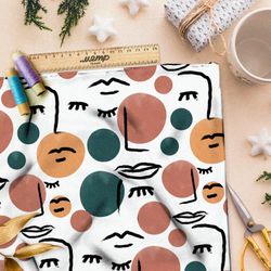 Ткань интерлок расслабленные лица с цветными пятнами