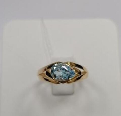 Кольцо из золота с топазами