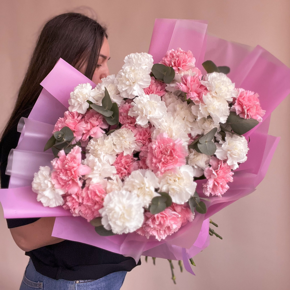 Белые и розовые гвоздики с эвкалиптом 49 шт