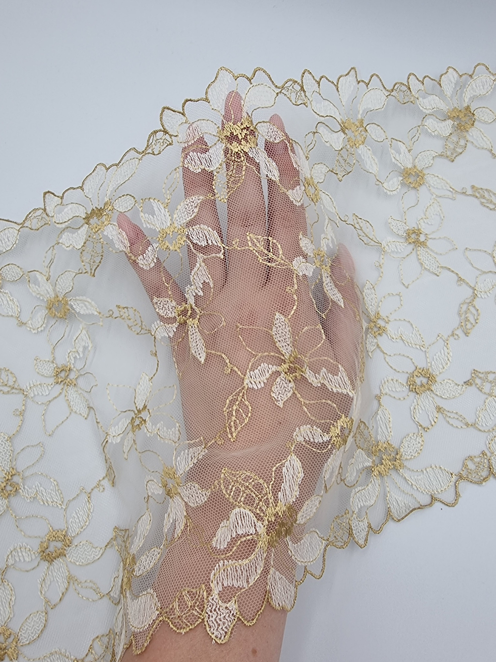 Вышивка на сетке молочный/золото К767