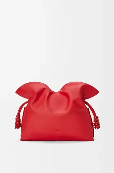 Loewe Сумка-клатч среднего размера Coil Flamenco из телячьей кожи наппа, ярко-красный